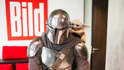 Mandalorianer und Grogu überraschen BILD-Redaktion am Star-Wars-Tag