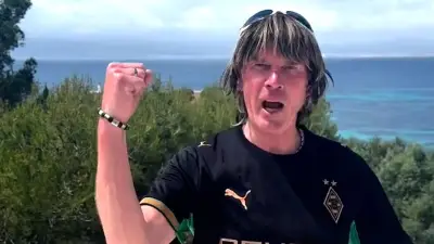 Mickie Krause enthüllt neues Gladbach-Trikot mit Kult-Hymne