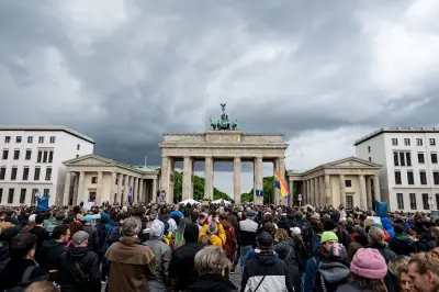 „Männer gegen Gewalt“: Hunderte demonstrieren am Vatertag in Berlin