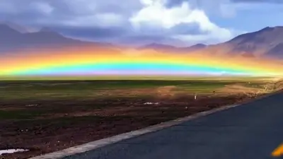 Märchenhafter Regenbogen in Tibet: Video begeistert und wirft Fragen auf