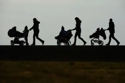 Mütter mit kleinen Kindern seltener berufstätig als Väter – kaum Wandel