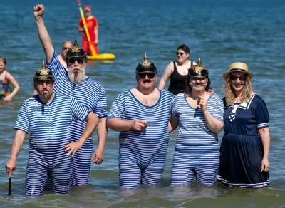 Mutige eröffnen Badesaison in Binz mit traditionellem Anbaden