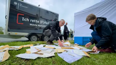 Nasse Akten, kalte Rettung: neuer Notfallanhänger für Archive in Schwerin