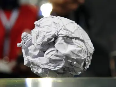 Papierkugel mit Millionenwirkung: Legendäres Nordderby vor 17 Jahren