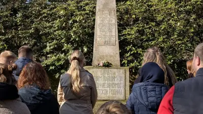 Parchimer Azubis pflegen sowjetischen Ehrenfriedhof zum 81. Jahrestag