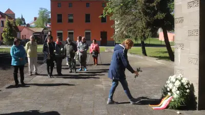 Pasewalk gedenkt Kriegsende mit Kranzniederlegung im Friedenshain