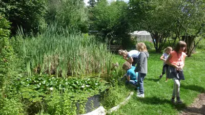 Pfingstferien im Ökogarten: Kinder werden zu Naturforschern