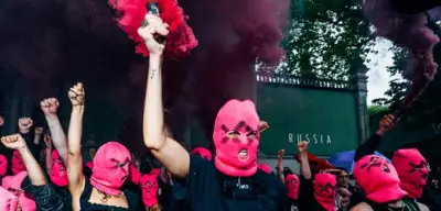 Pussy Riot protestiert gegen Russlands Propaganda bei Biennale