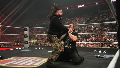 RAW: Chaos bei Familien-Duell – Vertragsunterschrift eskaliert