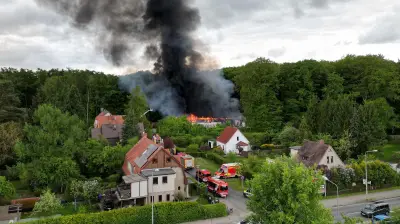 Rostock: Riesige Rauchwolke – Kaufhalle in Flammen, Brandstiftung möglich