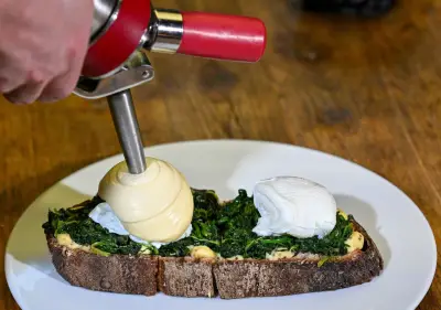Sahnesyphon-Trick: Geronnene Sauce hollandaise retten