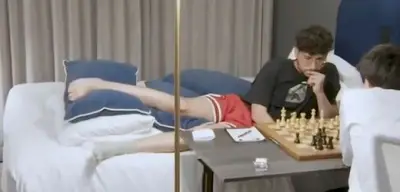 Schachstar Firouzja spielt mit Knöchelverletzung aus Krankenbett