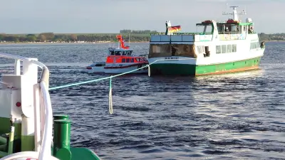 Seenotretter befreien 40 Fahrgäste aus feststeckendem Ausflugsschiff im Salzhaff