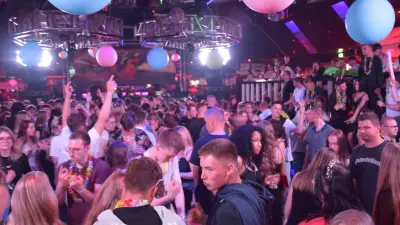 Sommerparty im Colosseum: Strandfeeling, Gratis-Eis und Musik auf vier Floors