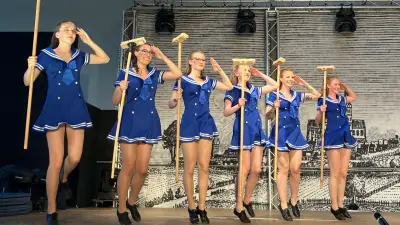 Sommerrevue des Fritz-Reuter-Ensembles begeistert mit Tanz und Artistik