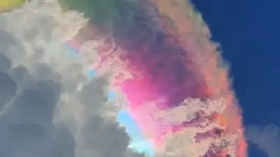 Spektakuläre Neon-Wolke färbt Himmel über Indonesien ein