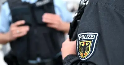 Taufkirchen: Mann bedroht 24-Jährigen mit Messer und belästigt 16-Jährige sexuell