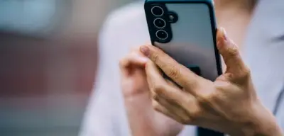 Umfrage: Jeder Zweite unter 30 schnüffelt heimlich im Partnerhandy