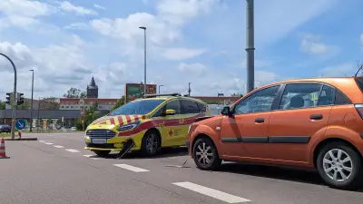 Unfall auf B181 in Merseburg: Notarztwagen kollidiert mit Pkw