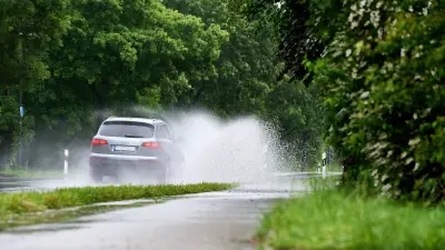 Unfall auf B91: Zwei Schwerverletzte nach Aquaplaning-Kollision