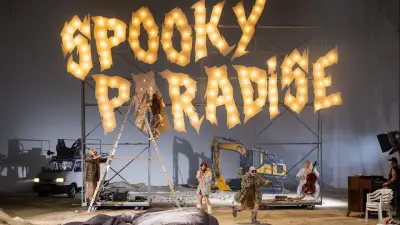 Uraufführung „Spooky Paradise“: Leben als Zirkus an der Volksbühne