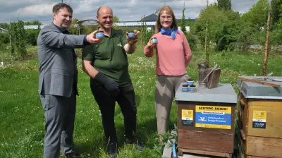 Volksbank Sangerhausen übernimmt Bienenpatenschaft im Europa-Rosarium