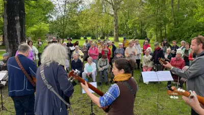 Volksliedersingen auf der Würfelwiese in Halle gestartet