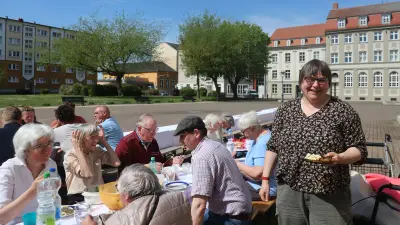 Weiße Tafel in Demmin: Gemeinschaft und Hoffnung auf dem Marktplatz