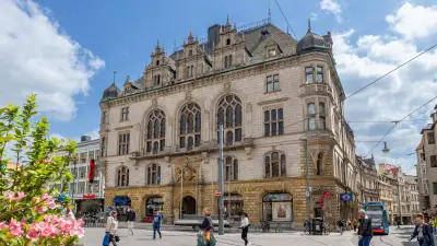 Weitere Turmspitzen am Stadthaus in Halle werden abgebaut