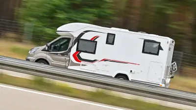 Wohnmobil rammt geparktes Auto in Waren: Polizei sucht Unfallflüchtigen