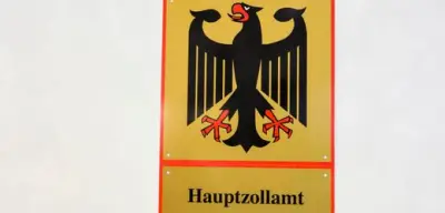 Zoll findet 250 kg Bratwurst und Welpen in Reisebus