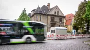 107 Busse über Kopfsteinpflaster: Anwohner fordern Umleitung
