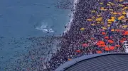 120.000 Menschen am Strand von Shenzhen: Massenandrang an Maifeiertagen