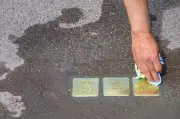 17 neue Stolpersteine in Magdeburg verlegt: Erinnern an NS-Opfer