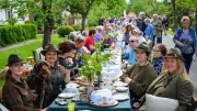 270-Meter-Kaffeetafel: Hunderte feiern Gemeinschaft im Oderbruch