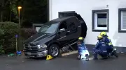 3,5-Tonnen-Dodge durchbricht Hauswand und landet in Küche