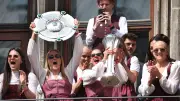 5.000 Fans feiern Bayern-Frauen mit Schale, Pokal und Lama am Marienplatz