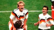 90er-Held Littbarski zerreißt Weltmeister-Trikot – was steckt dahinter?