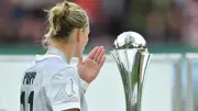 Alexandra Popp weint nach Pokalfinale: Abschied von der Trophäe
