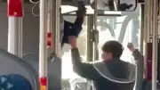 Angriff auf Busfahrer in Weiden: Polizei sucht Zeugen nach viralem Video