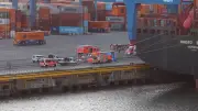 Arbeiter stürzt am Hamburger Hafen mehrere Meter in die Tiefe