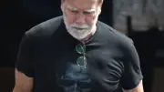 Arnold Schwarzenegger trägt sich selbst auf T-Shirt in Santa Monica