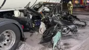 Audi kracht unter Tanklaster: Fahrer (25) überlebt schwer verletzt