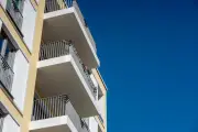 Balkon-Sicherheit für Kleinkinder: Getränkekisten sind tabu