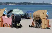 Barrierefreie Strände: Rollstühle und Mattenwege für mehr Teilhabe