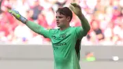 Bayern-Keeper Urbig blockt Fragen ab: Kurioses Interview nach 3:3