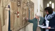 Bedeutende Textilkünstlerin besucht ihre Wandteppiche in Quedlinburg