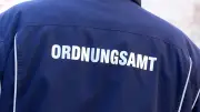 Betrunkener schläft in Pflanzkübel und attackiert Ordnungsamt