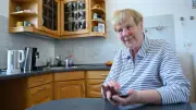 Blinde Frau klagt nach Knie-OP: Rehaklinik wies sie ab