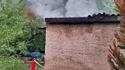 Brand in Bitterfeld: Feuerwehr löscht brennende Kabel in Gartenlaube